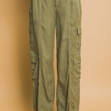 Full-length Tencel Pants with Cargo Pockets
Versatile olive-green women's cargo pants featuring multiple pockets, a relaxed fit, and a Tencel fabric composition for comfort.