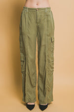 Full-length Tencel Pants with Cargo Pockets
Versatile olive-green women's cargo pants featuring multiple pockets, a relaxed fit, and a Tencel fabric composition for comfort.